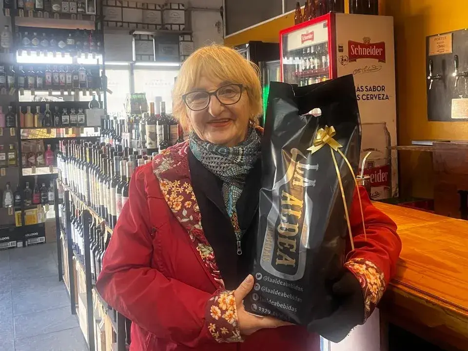 ¡Antonia retiró su premio de La Aldea!