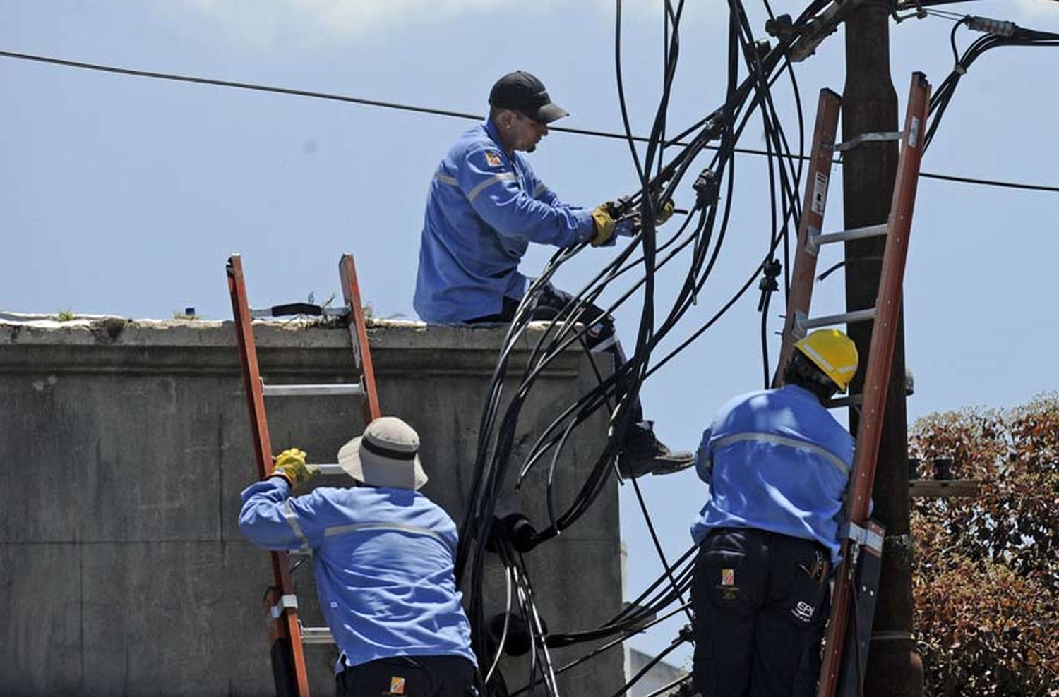 El calor golpea a la electricidad: cortes de luz por la demanda energética