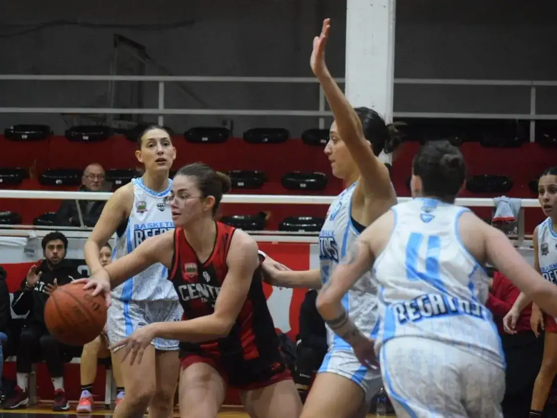 Camila Tolomei rodeada por tres jugadoras de Regatas.