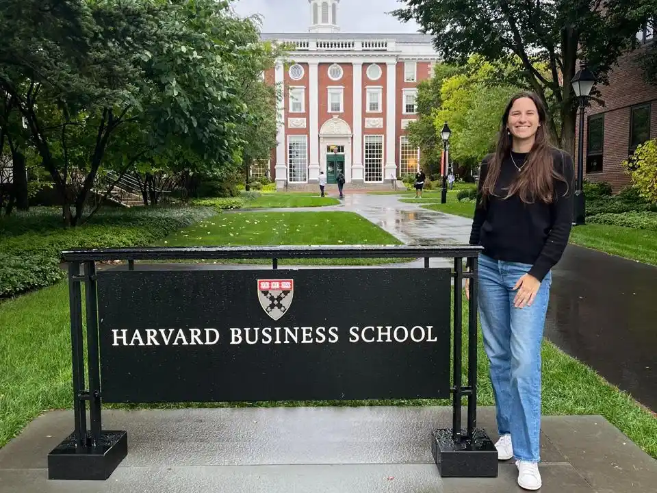 María, en la entrada a la facultad donde transita sus últimos meses de cursada.
