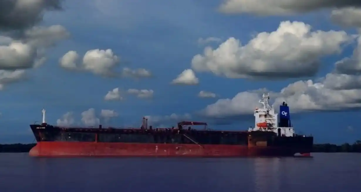 La nave, bajo bandera de las Islas Marshall, se llama “Ceci”.