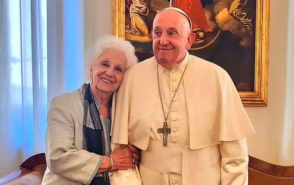 Estela de Carlotto expresó “tremenda tristeza” por la muerte de Francisco: “Para mí era un hermano menor”