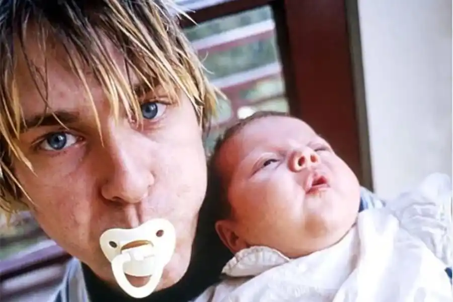 Kurt Cobain con Frances Bean, su hija. En su carta suicida aseguró que la vida de ella sería mejor sin él