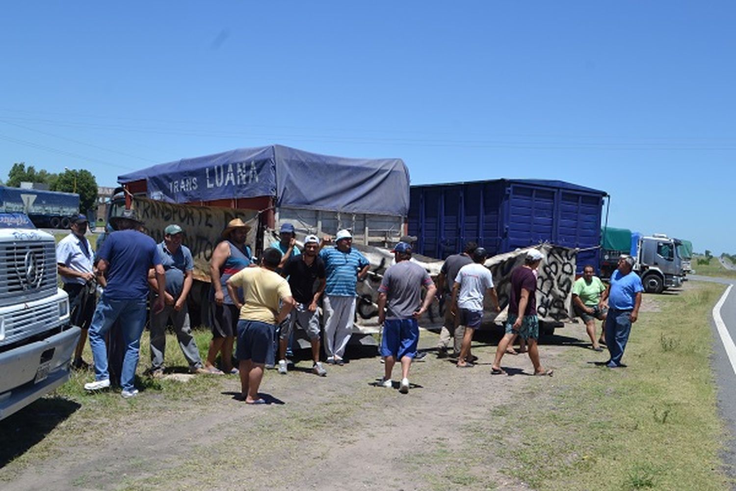 Camioneros protestan en la 14: piden que el sector rural pague lo que corresponde