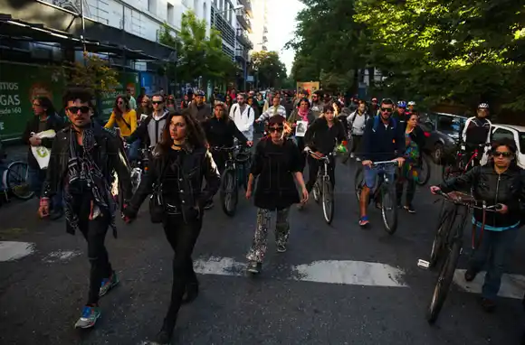 Bicisenda: "El primer paso es sacar el estacionamiento en avenidas"