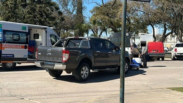 Las Varillas: choque entre moto y camioneta dejó una mujer herida