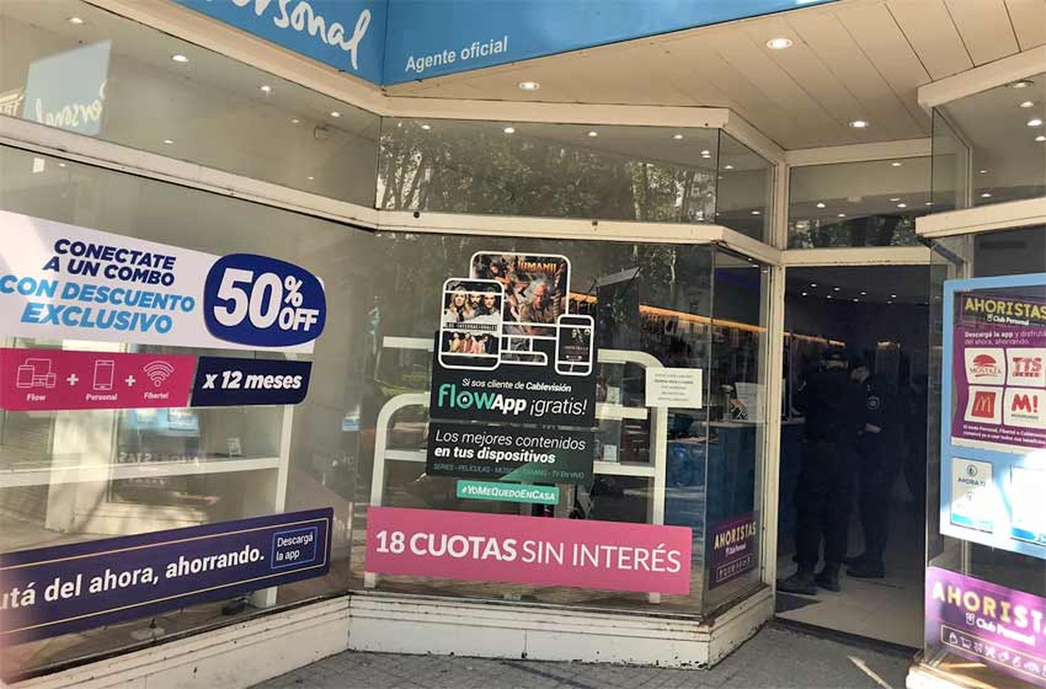 Violento robo a un local de celulares en pleno centro: maniataron a los empleados y se llevaron equipos y toda la recaudación