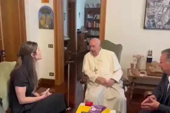 Francisco recibió a una víctima de Astiz y dejó un fuerte mensaje por la polémica foto en Ezeiza