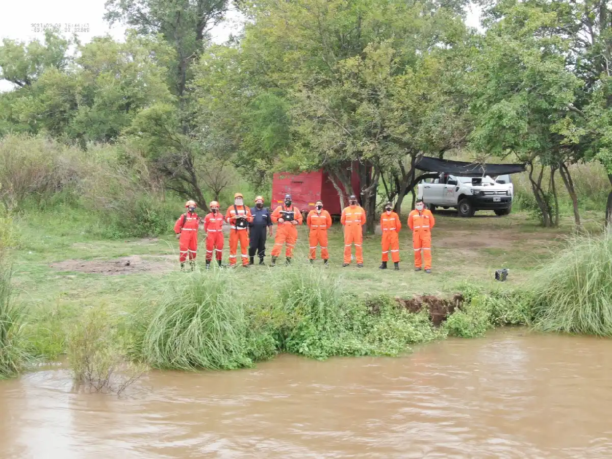Tío Pujio: siguen buscando al joven arrastrado por el río