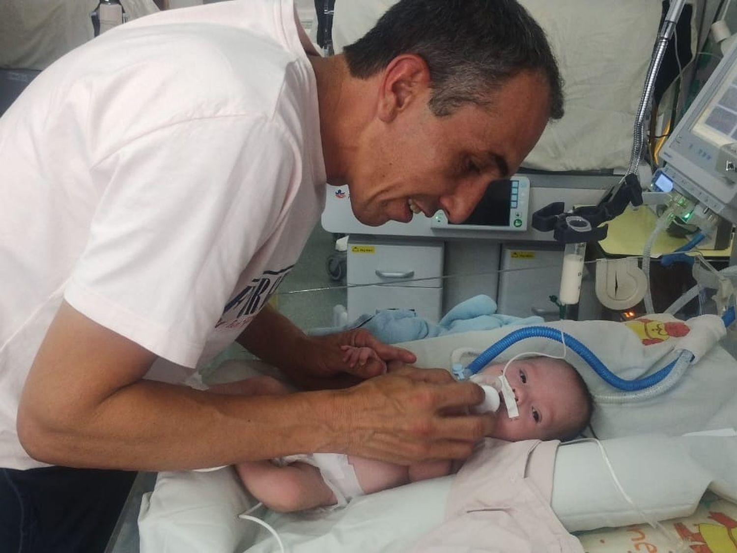 Mauro con su bebé Santiago, en el Materno Infantil de Mar del Plata.