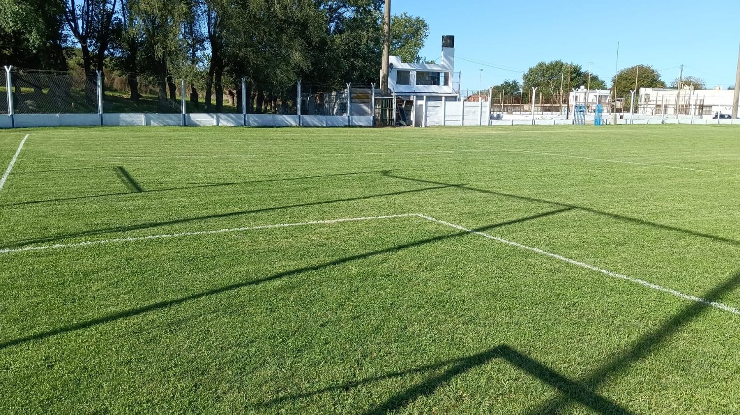 En La Movediza, el campo de juego luce en un estado brillante