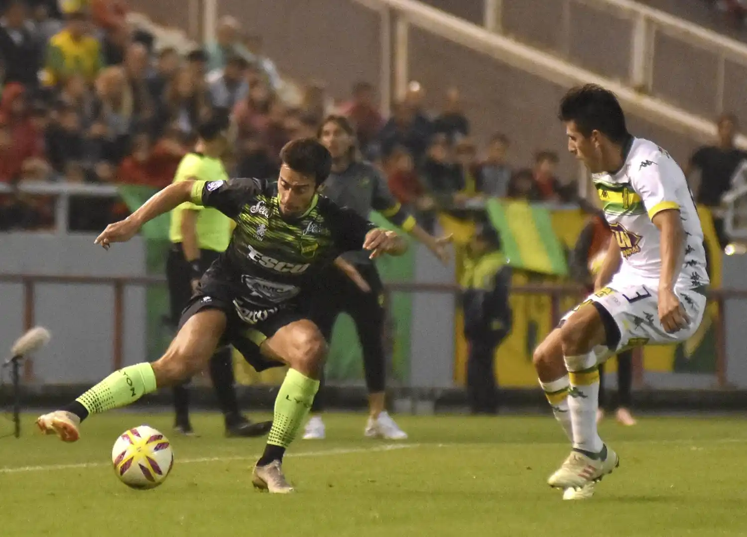 Defensa hizo su parte y sigue a tiro de Racing