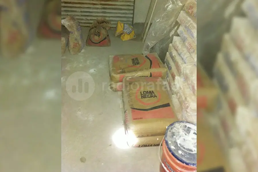 En plena madrugada, andaba en bici con dos bolsas de material