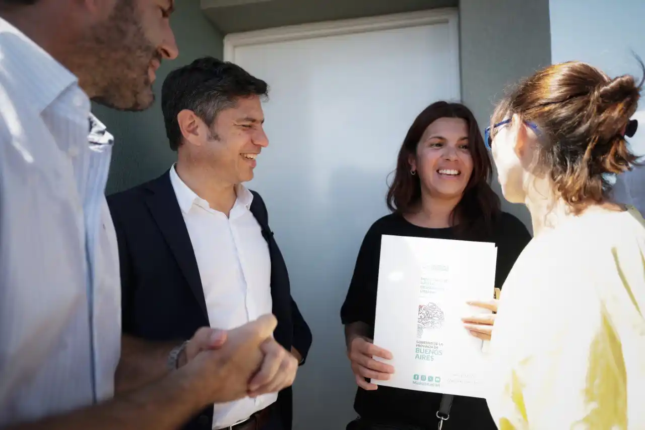 Kicillof entregó viviendas a familias de Tandil y Ayacucho