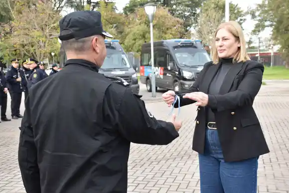 Provincia entregó a la Policía 5 minibuses con toda la tecnología para trabajar en investigación criminal