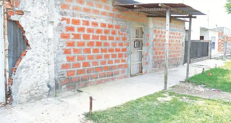 Vecinos recuperaron vivienda usurpada  a joven que fue expulsada “de los pelos”