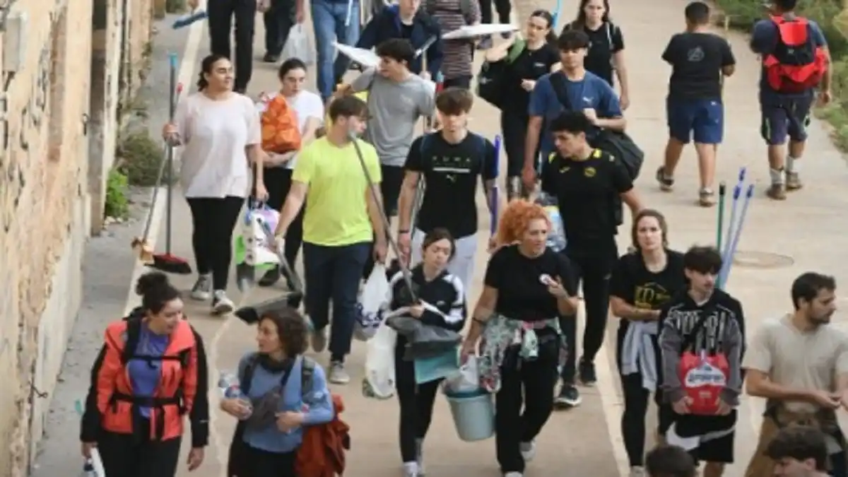 MILES de VOLUNTARIOS se unen para socorrer a los damnificados por la DANA en Valencia: hay más de 200 muertos