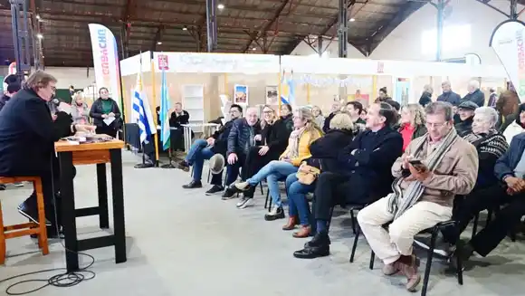 Con una amplia agenda cultural, comenzó la Feria Internacional del Libro