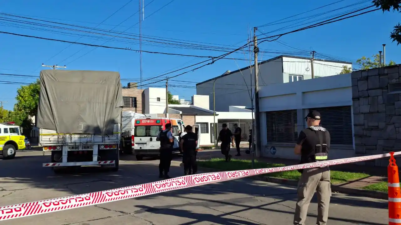 Gravísimo accidente de tránsito en una esquina de la ciudad: habría una persona fallecida  a castellanos y necochea rafaela - 3