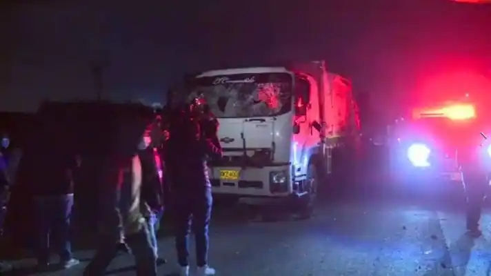 LOS EMBERA ASESINARON AL CHOFER: mueren mujer indígena embarazada  y su bebé arrolladas por camión de basura en Bogotá