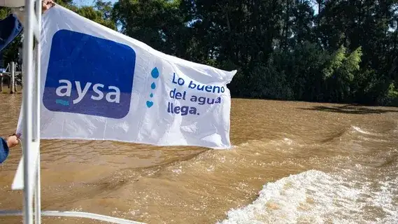 El Gobierno lanzó la licitación para privatizar AySA: vende el 90% de la empresa