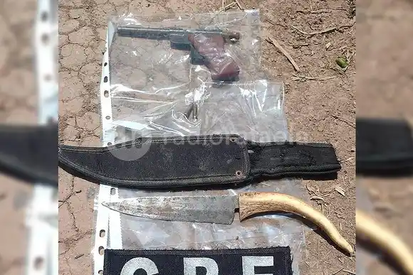 Detuvieron a un esperancino por andar "a las vueltas" con un arma de fuego y un cuchillo
