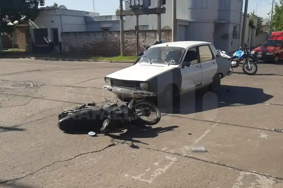 Un Renault 12 se llevó por delante a una motociclista