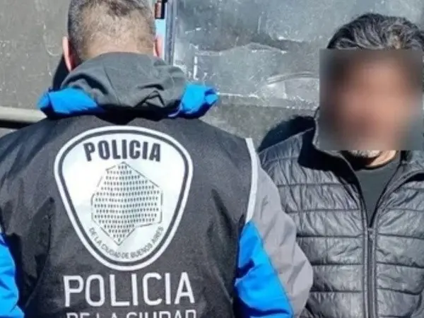 Detuvieron a un prófugo por homicidio cuando intentaba entrar a la cancha de Barracas Central