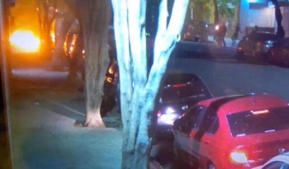 Un grupo encapuchado atacó con bombas molotov el edificio del matutino Clarín