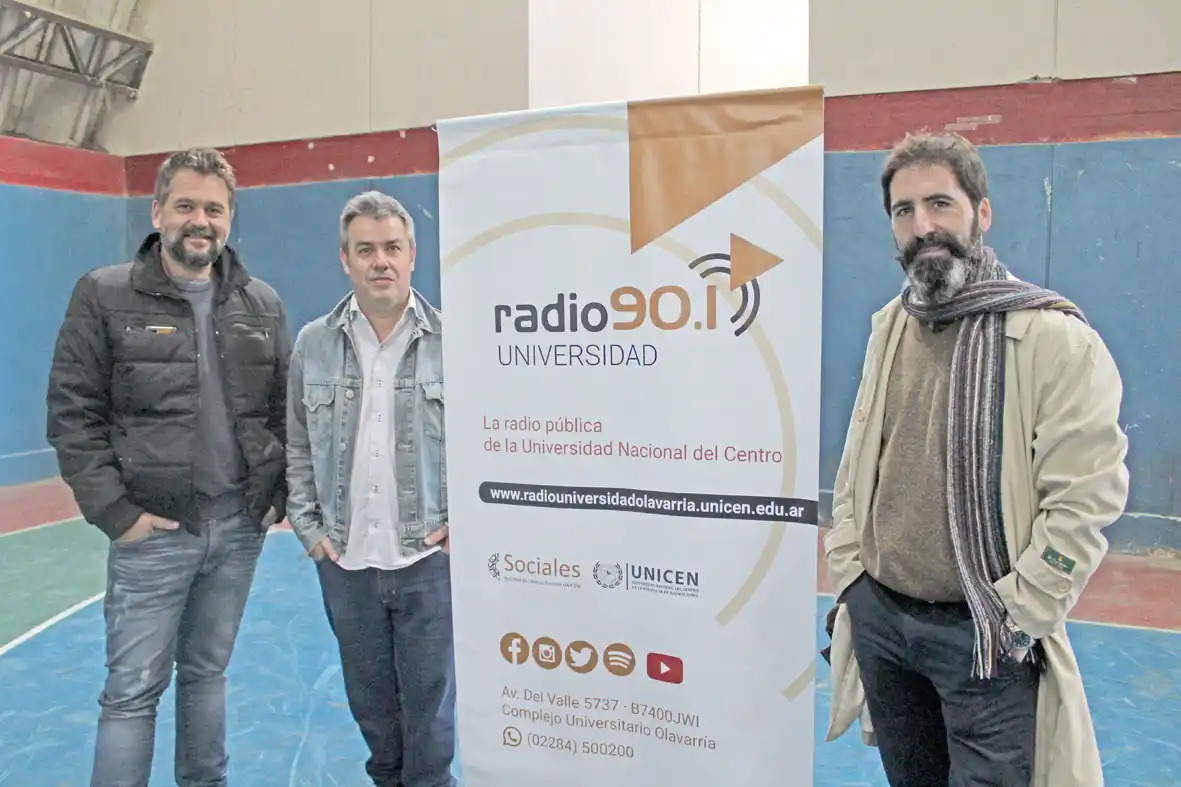 Sebastián Lidner, de Radio U, junto a los integrantes de Prensa UNICEN, Alejandro Latorre y Gastón Cabrera