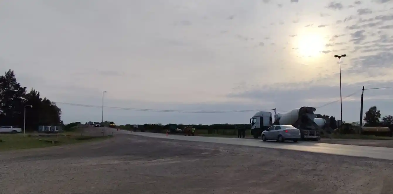 La empresa IARSA volvió a trabajar en la mañana de este lunes sobre el puente del ferrocarril Mitre.