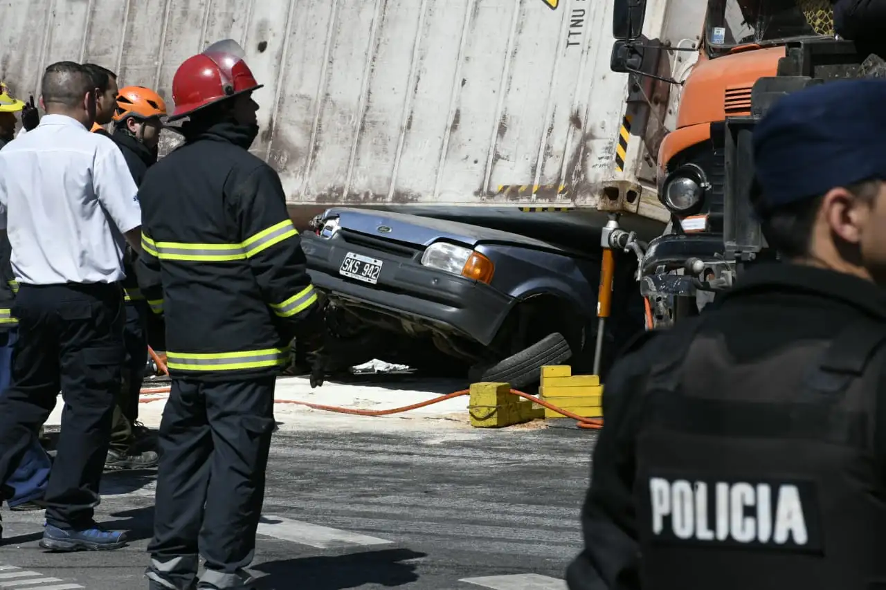 Rescataron a dos mujeres de un auto aplastado por un camión