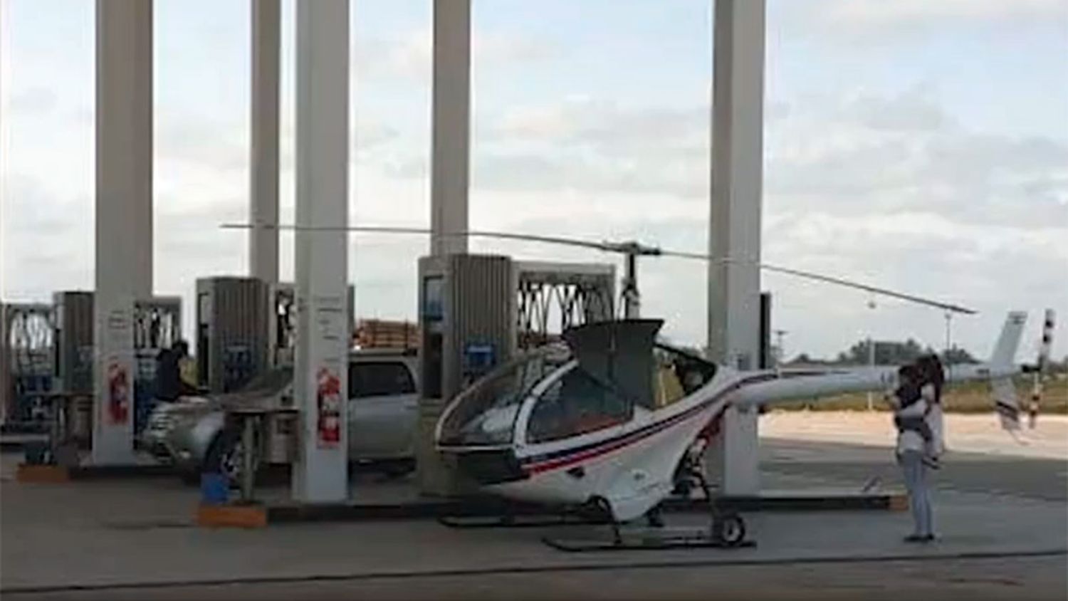Insólito: un helicóptero cargó combustible en una estación de servicios entrerriana