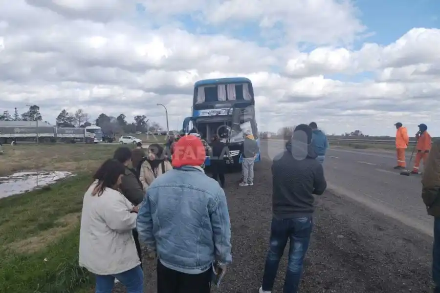 Grave accidente en Ruta 34: un colectivo que venía a Rafaela fue chocado por un camión