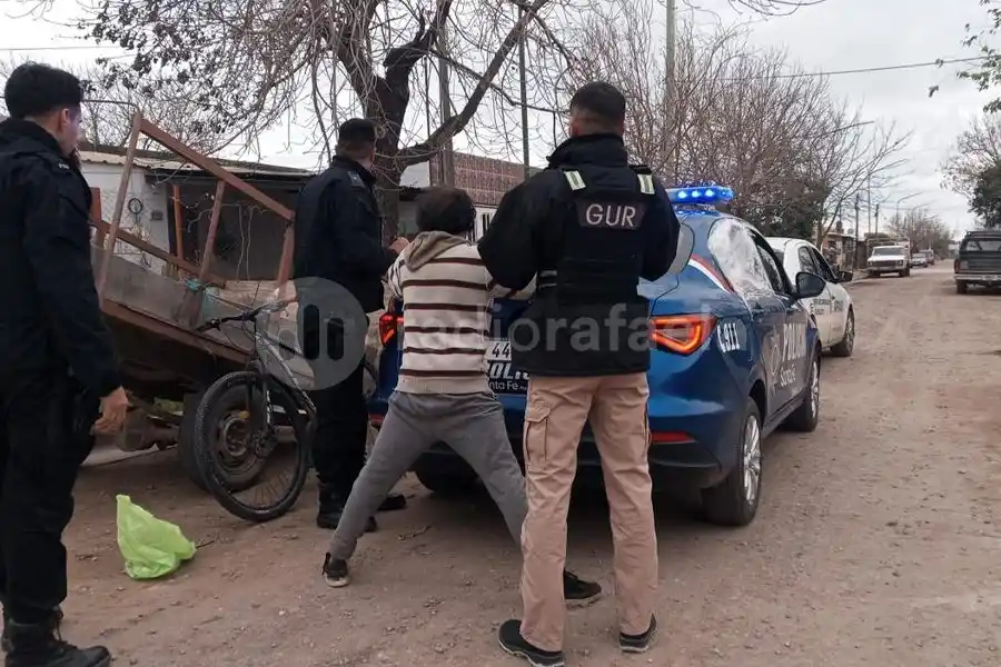 En pleno centro y cerca de un banco, intentó robar un par de reflectores de luz