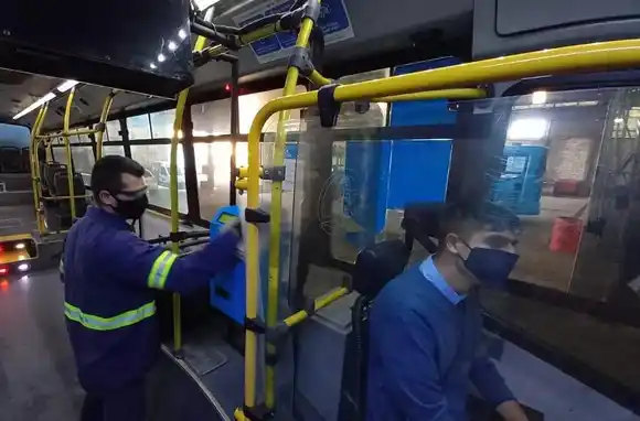 Reforzaron las medidas sanitarias en el transporte público: ventilación cruzada en todos los colectivos