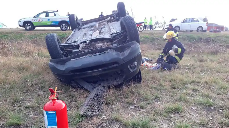 Una camioneta con dos ocupantes volcó en la Ruta Nacional 18
