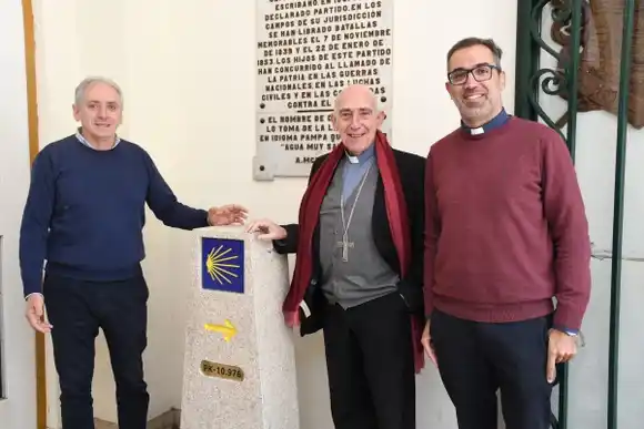 El Mojón del Camino de Santiago recientemente llegado a Chascomús espera ser emplazado