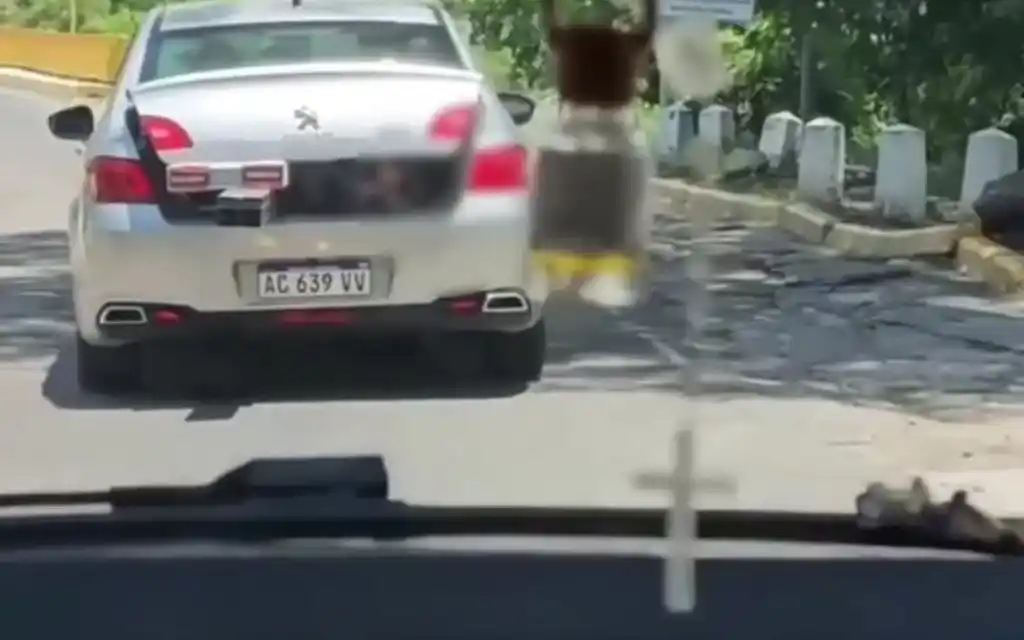 "La nena no podía ir bien sentada porque llevaba materiales en el asiento".