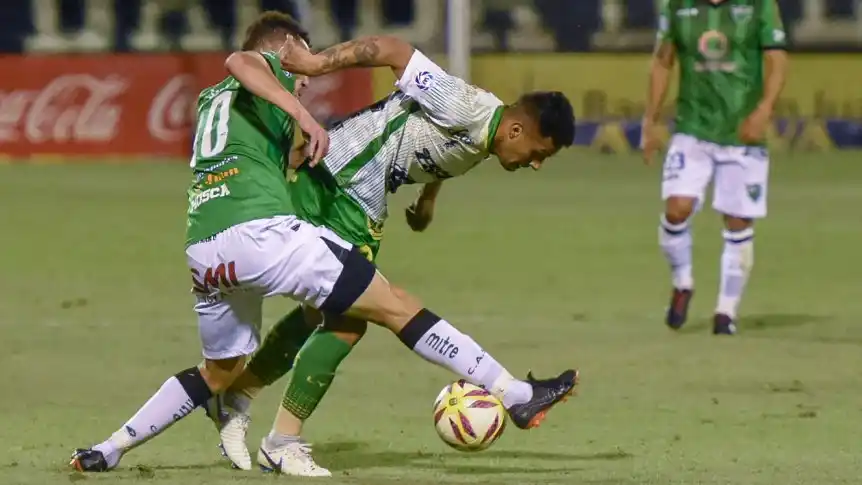 Defensa y Justicia paseó su  buen momento por San Juan