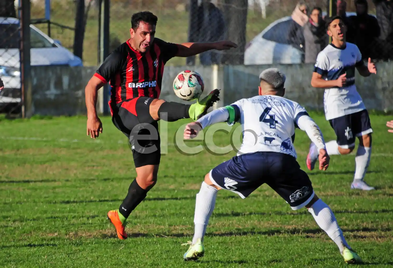 Harguindeguy juega de frente a Leonel Iriart, durante el triunfo de Independiente sobre Gimnasia.