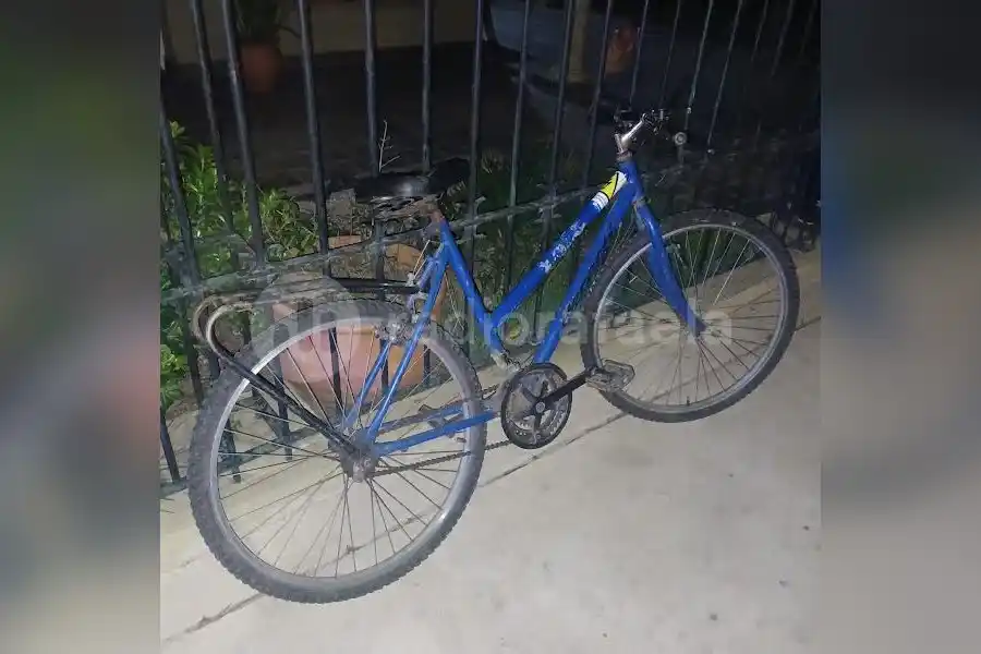 Encontraron una bicicleta abandonada frente a una casa tras el aviso de una señora