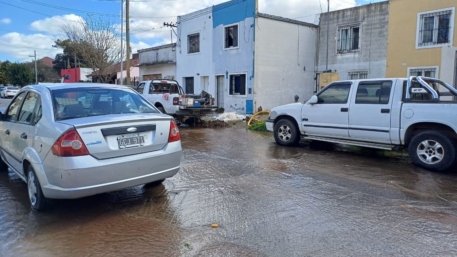 La rotura de una cañería provocó una gran acumulación de agua en Chacabuco y Pellegrini