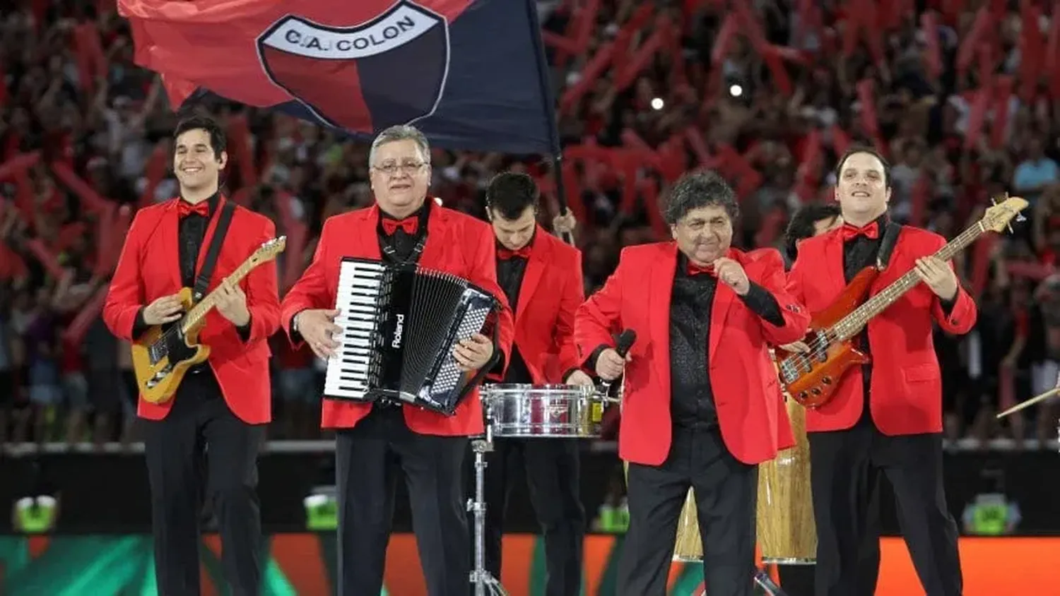 Se acabó el amor entre Colón y Los Palmeras: taparon el mural del estadio