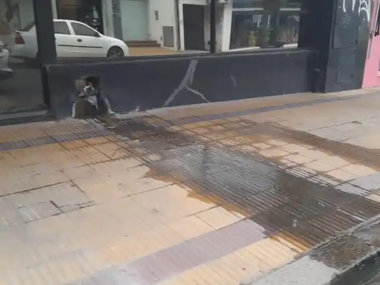 Explicaron que la responsabilidad de la dependencia se extiende hasta la salida de la llave maestra, la llave esférica o el medidor domiciliario de agua. A partir de ese punto hacia el interior del inmueble, cualquier reparación debe ser realizada por el propietario de la vivienda.