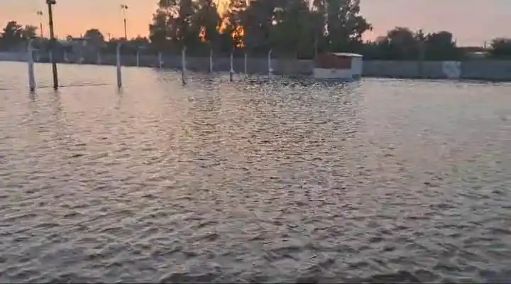 De la Garma: desbordó el arroyo y se inundó la cancha de Agrario