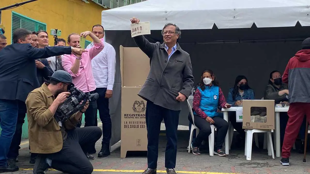 Gustavo Petro ejerce su derecho al voto y advierte sobre fraude electoral