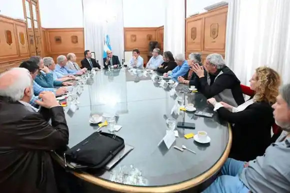 El Gobierno se reunió con la CGT : "Se está auspiciando una nueva etapa de diálogo"