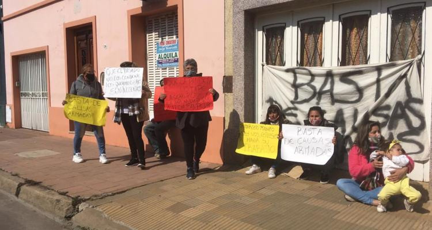 Familiares de Matías y Federico Cabrera reclamaron en Fiscalía por su inocencia en un caso de robo calificado