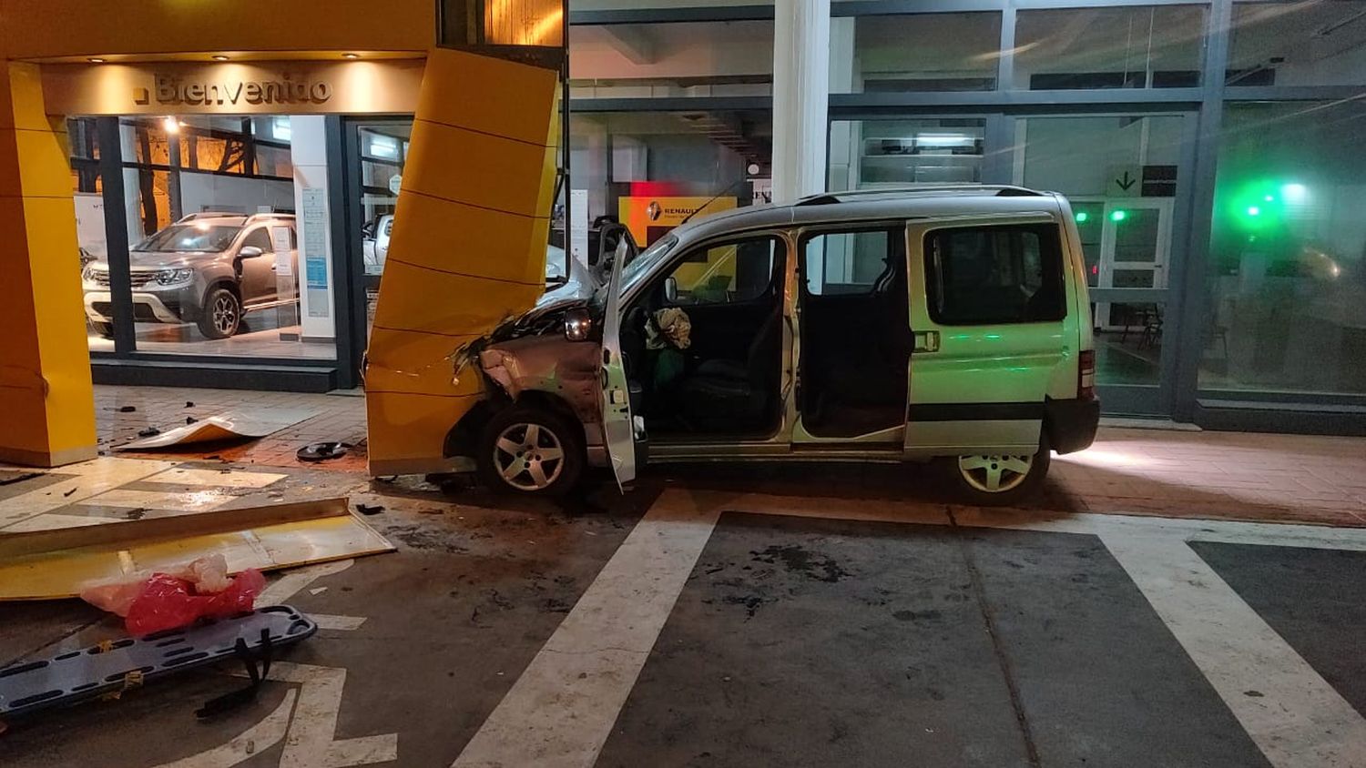 El utilitario con daños relevantes tras el accidente.
